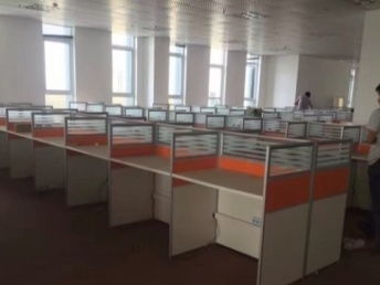 200余工位桌低价转让，仅需120元，助力武汉企业降本增效